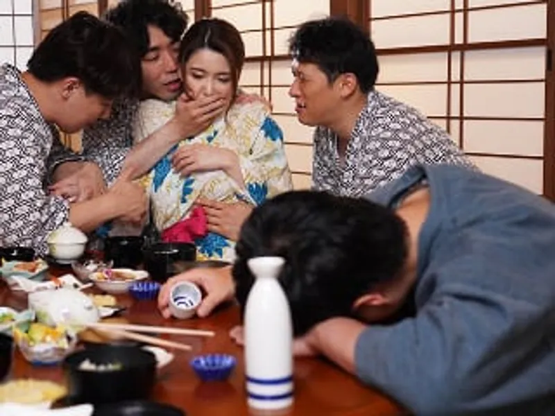 đưa bà xã đi suối nước nóng, ông chồng không biết bà xã bị người khác nện sấp mặt