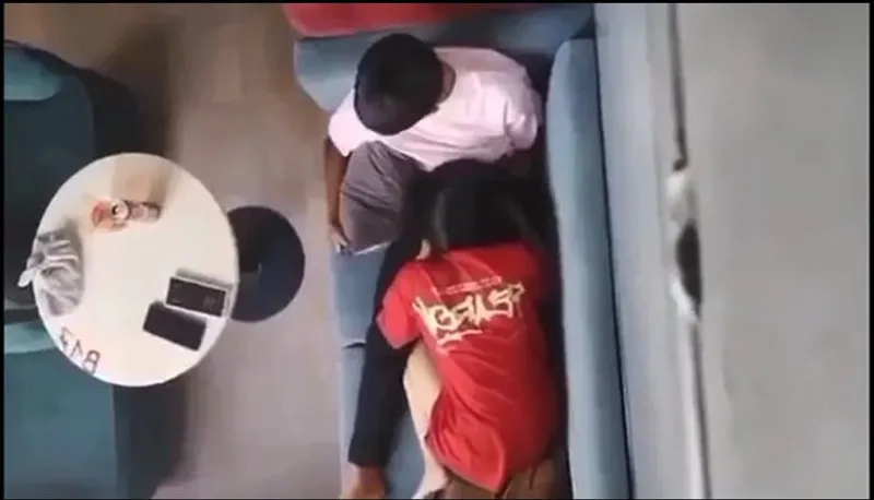 Quay lén người tình mút bú cho cô bạn gái nơi công cộng