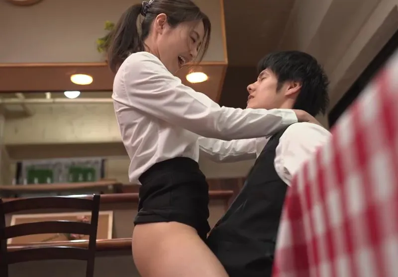 Cậu trai trẻ nắc đồng nghiệp nữ làm chung công ty có anh xã nhưng ông xã “yếu”