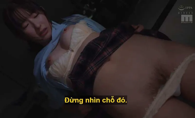 Sếp trên mưu tính "làm tình" với em nhân viên dưới quyền kiêu kỳ lười nhác, suốt ngày chỉ chăm chăm chat chit cùng bạn trai.